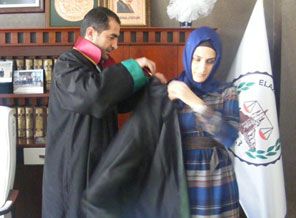 Baro, başörtülü avukata cübbe giydirdi