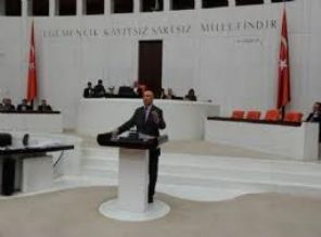 Meclis kürsüsünde birden çorap çıkardı