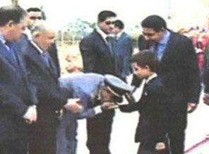 Fas'ta veliahtın elini öpme krizi.