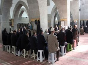 Camilerde tabure tartışması