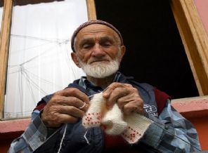 Hüseyin Dede 70 yıldır örgü örüyor