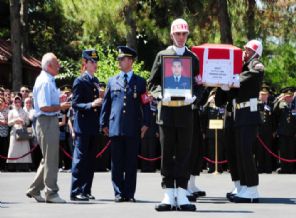 Şehit babası tabutun önünü kesti !