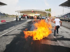 Motor sporlarına alevli protesto