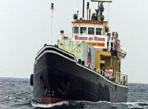 En sonunda bunu da yaptılar: 'Kürtaj gemisi'