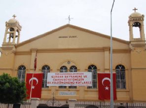 Hristiyan cemaatlerinden çifte pankartlı bayram kutlaması