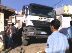 Beton mikseri ile gelen kazada tonlarca beton eve doldu