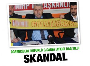 Ogrencilere Kufurlu Galatasaray Atkisi Dagitildi Timeturk Haber Timeturk Haber Haber Gunun Haberleri Yorum Spor Ekonomi Politika Sanat Sinema