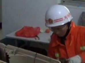 Çamaşır makinesine sıkışan çocuk ölümden döndü