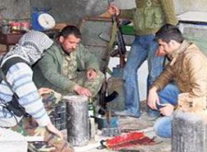 Ev ve el yapımı bombalarla direniyorlar!