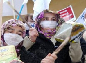 Termik santrale tenekeli protesto