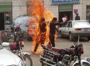 Tibetli iki rahip kendini yaktı