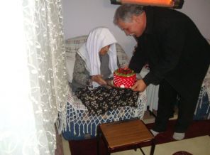 100. yaşını torununun çocuklarıyla pasta yiyerek kutladı