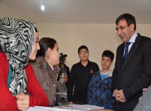 Bakan Yılmaz Şanlıurfa'da okuma salonlarını gezdi
