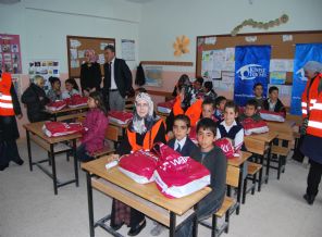 Kimse Yok Mu, Suruçlu 400 öğrenciye giysi yardımı yaptı