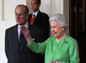 Kraliçe Elizabeth taburcu edildi