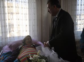 Aydın Valisi Al, evde sağlık hizmeti alan hastayı ziyaret etti