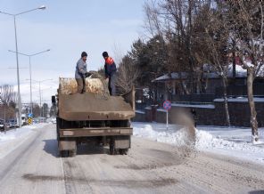 Erzurum'da kar nedeniyle eğitime bir gün ara verildi