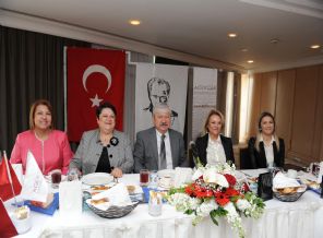 Antalya'da yoksul kadınlara kredi kartı verilecek