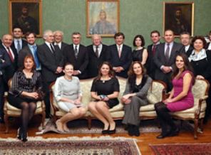 Davutoğlu'ndan Osmanoğlu ailesine büyük jest