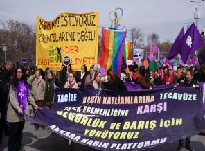 Kadınlar, kadına şiddetin son bulması için yürüdü