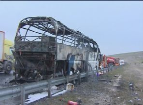 TEM otoyolunda seyir halindeki yolcu otobüsü alev alev yandı