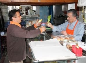 Hayvansever esnaf 5 yıldır bütün işlerini kanaryası ile birlikte yapıyor