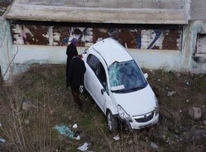 Otomobil, gecekonduların üzerine düştü: Sürücü yaralandı