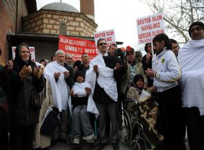 Umre hayali kuran engelliler, Hacı Bayram'da ihram giyip, dua etti