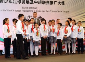 Çin'in futbol elçisi Beckham'dan kravatlı, kunduralı futbol şov