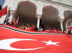 Açe'ye ''ay yıldızlı'' al bayrak