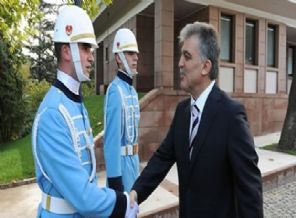 Muhafız alayı ve koruma başkanlığı koruyor