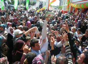 Aksaray'da açılışa özel satılan bir liralık yastık izdihama neden oldu