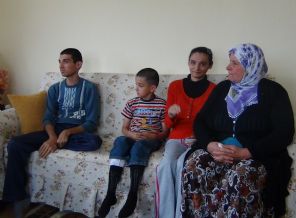 Ünlü ailesi, 13 yıldır 3 engelli çocuğu için ev hapsi yaşıyor