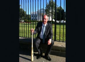 İnce'den Beyaz Saray önünde beyzbol sopalı poz!