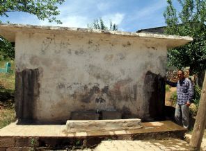 Hz. Adem'in torunu Enüş Peygamber'in kabrinin hali içler acısı