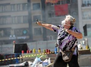 'Eylemci teyze' hastaneye kaldırıldı