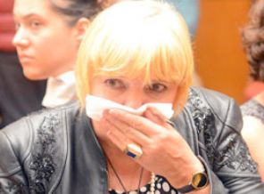 Claudia Roth'un görevi eylemlere katılmakmış!