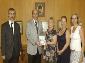 'Dünyanın Yemekleri'ni kitaplaştırıp kazancını bağışladılar