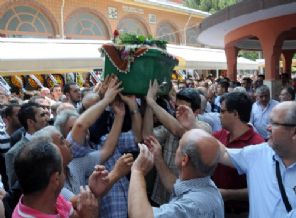 İdam edilen ülkücü Duracık'ın annesi son yolculuğuna uğurlandı