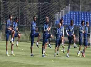 Fenerbahçeli futbolcular, 'Dünya Fenerbahçeliler Günü'nü kutladı