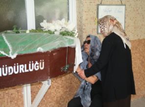 Tatil yolunda ölen beş kişi defnediliyor Tatil yolunda ölen beş kişi defnediliyor