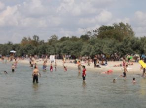 Bayram tatilini fırsat bilen vatandaşlar sahillere akın etti (Özel)