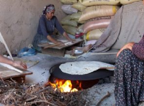 Yufka ekmek yaparak aile bütçesine katkı sağlıyorlar
