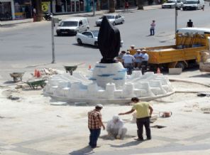 Denizli'nin simgesi horoz heykeli camdan haliyle yerine kondu