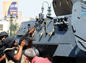 Mursi'nin ve İhvan liderlerinin evine baskın