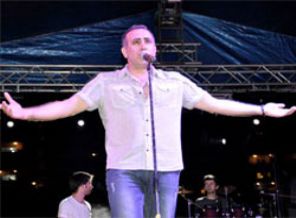 Suriye için Arapça şarkı söyledi