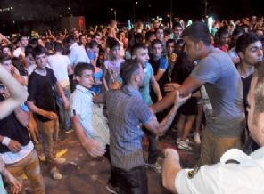 Murat Boz olay çıkınca konseri yarıda bıraktı