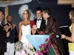 Ünlü oyuncu Bekir Aksoy Bodrum'da evlendi