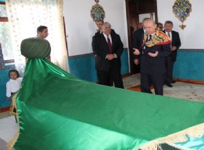 Bahçeli, Dursun Fakih Türbesi'ni ziyaret etti