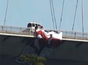 Boğaz Köprüsü'nde ilginç afiş!